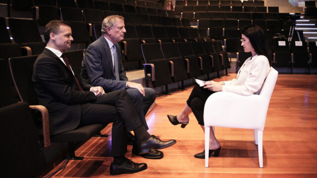 Κοινή συνέντευξη με τον πρώην δήμαρχο της Νέας Υόρκης, Μπιλ ντε Μπλάζιο στα “Νέα Σαββατοκύριακο”